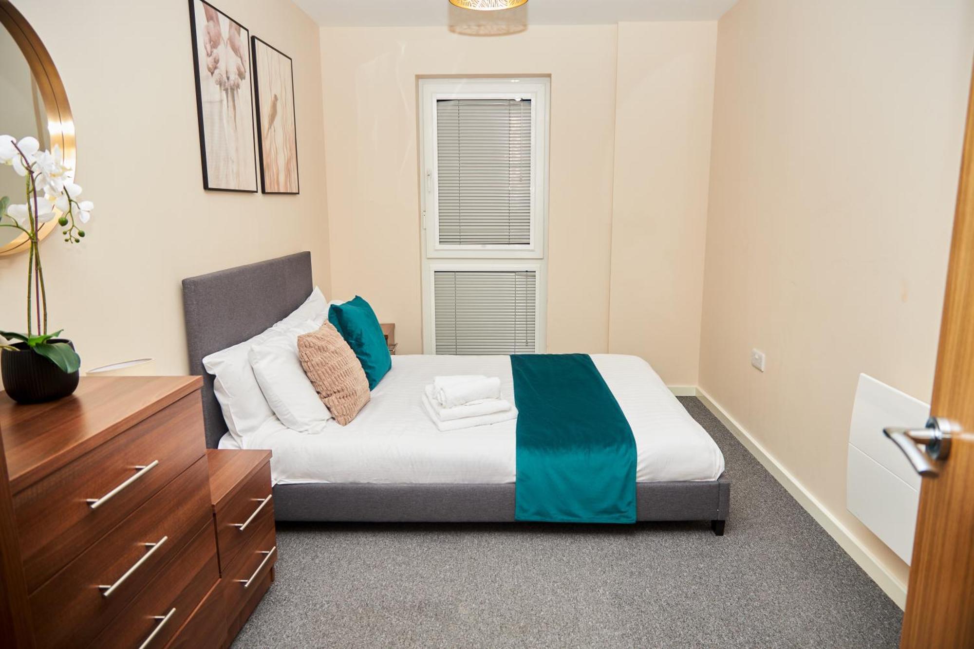 Deluxe And Cozy Two Bedroom With 1 Bathroom And Open Balcony Manchester Exterior photo