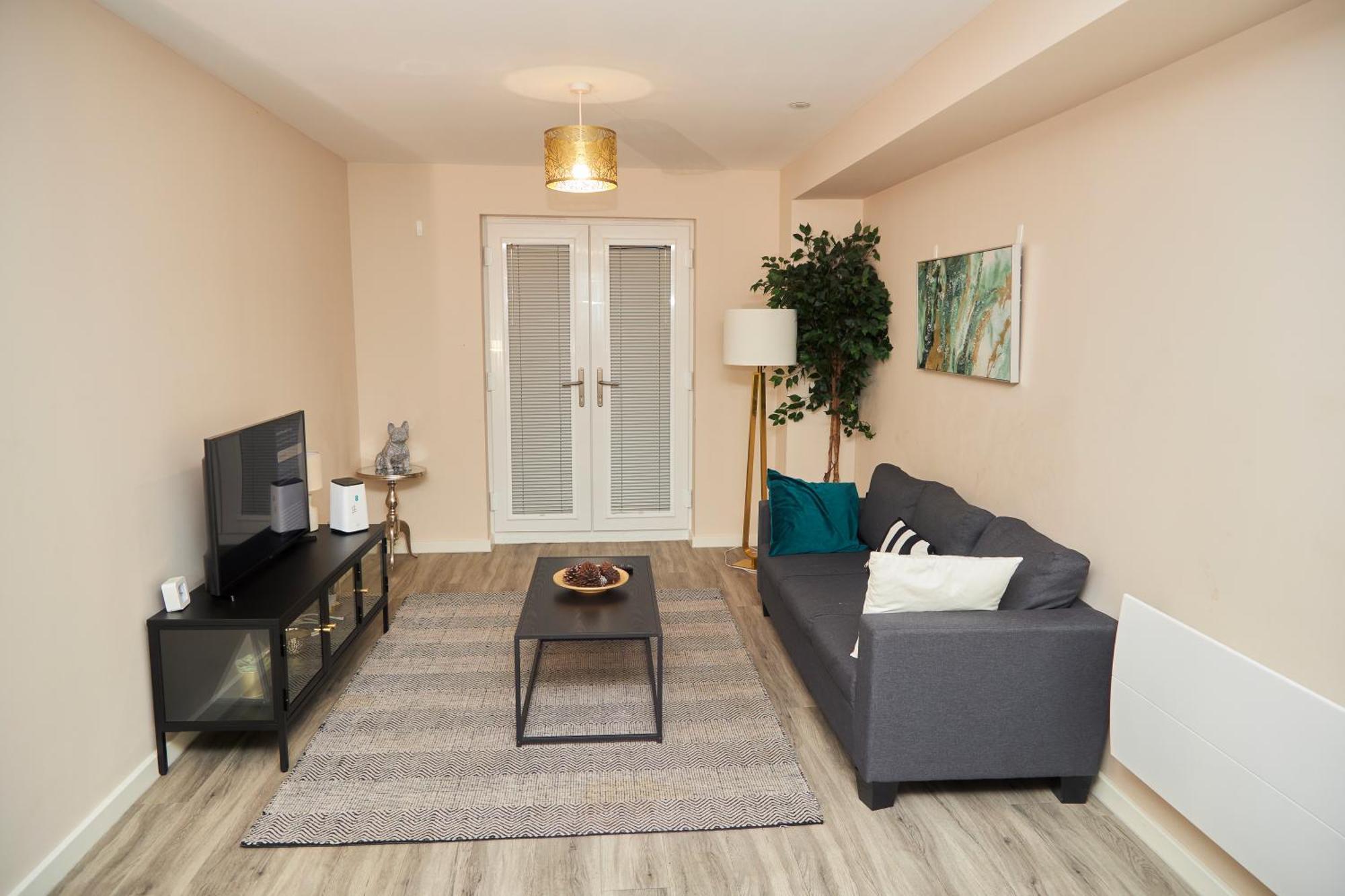 Deluxe And Cozy Two Bedroom With 1 Bathroom And Open Balcony Manchester Exterior photo