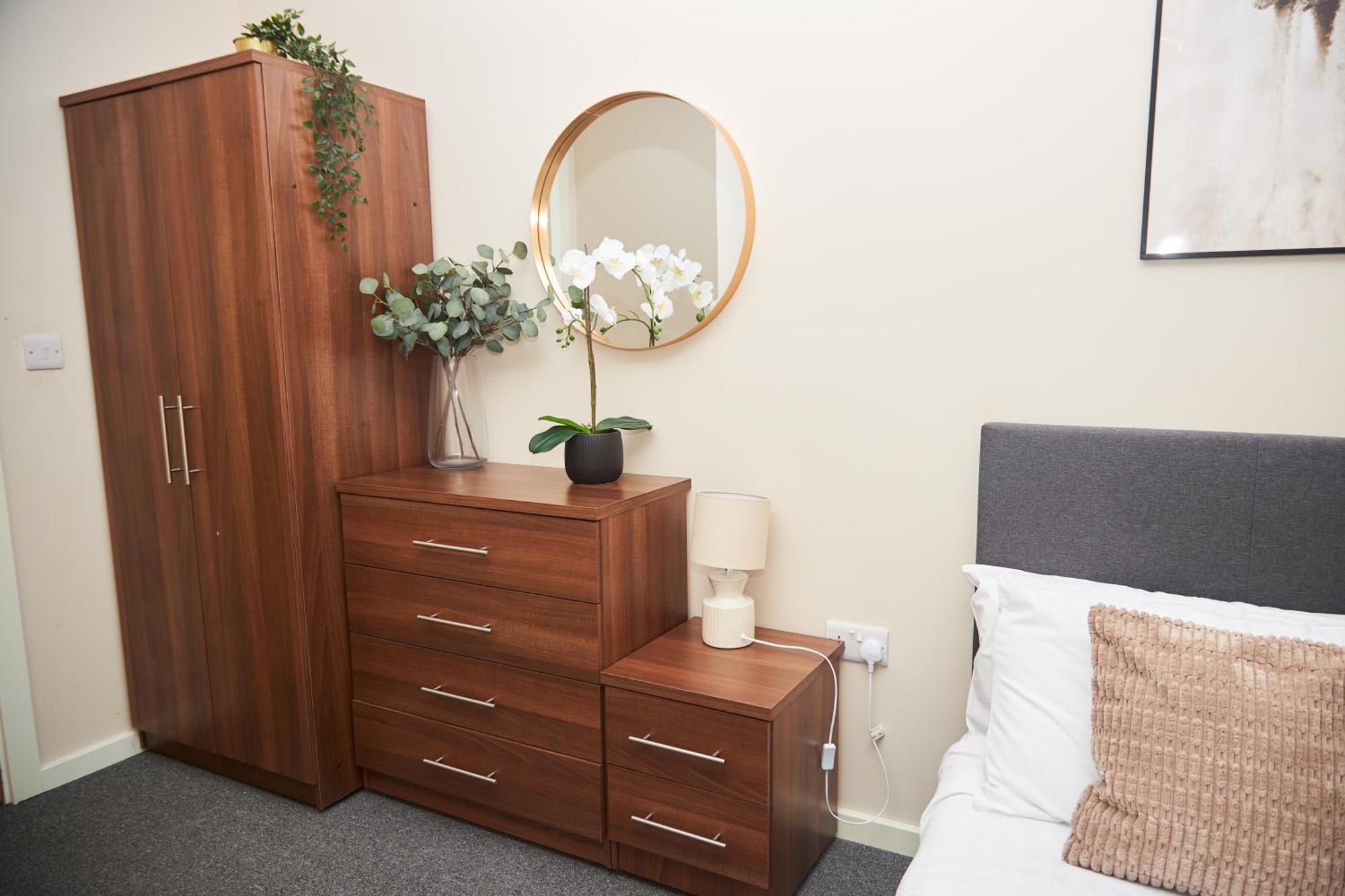 Deluxe And Cozy Two Bedroom With 1 Bathroom And Open Balcony Manchester Exterior photo