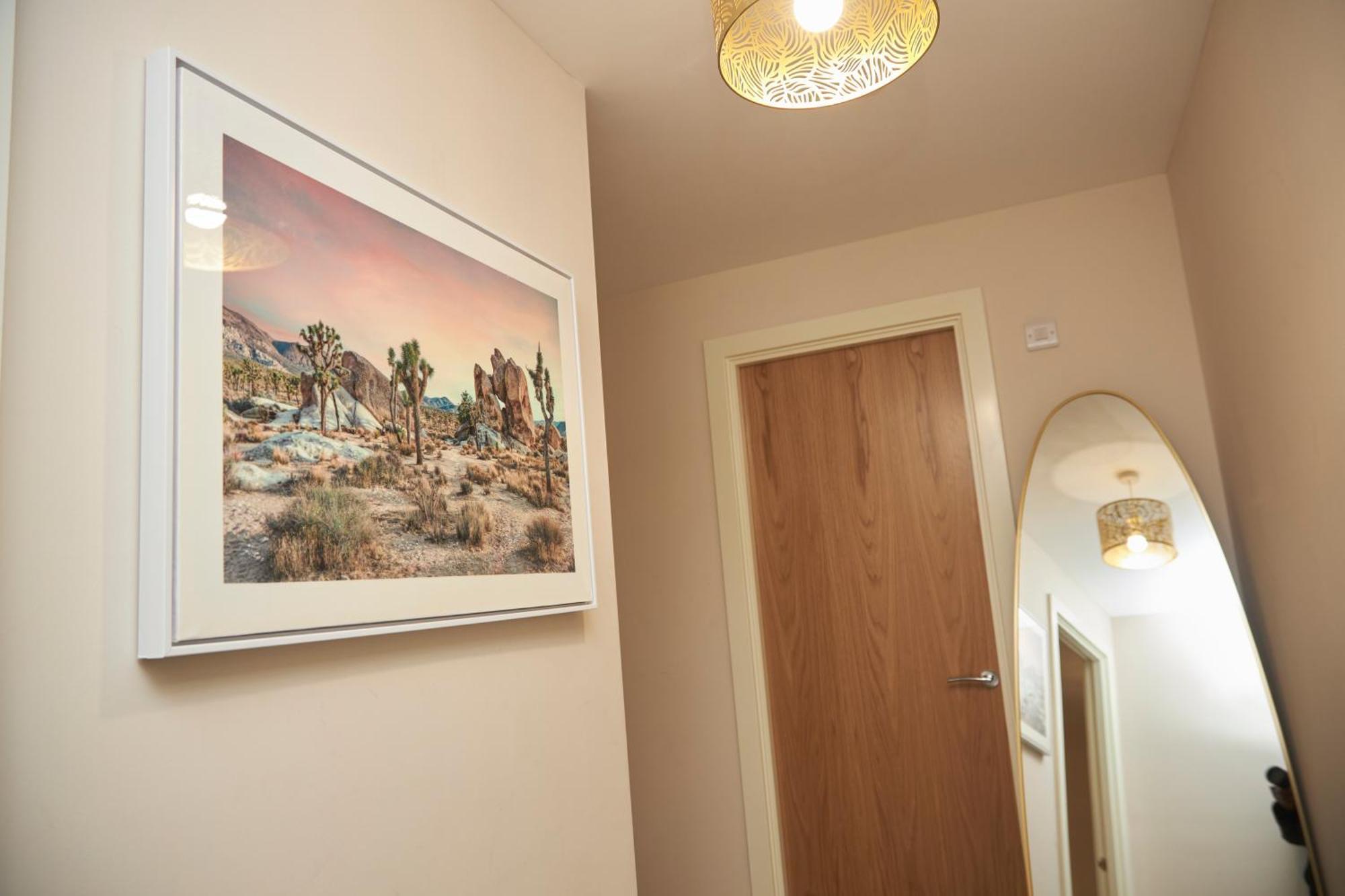 Deluxe And Cozy Two Bedroom With 1 Bathroom And Open Balcony Manchester Exterior photo